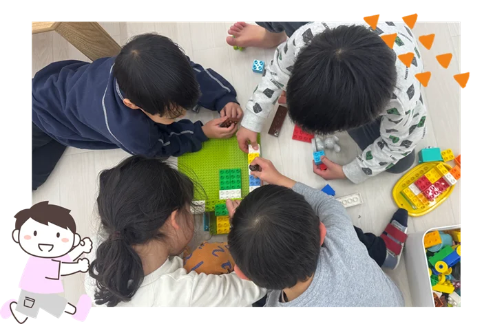 ブロックで遊ぶ子ども達
